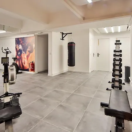 08 Fitness Cinema Apartment *
